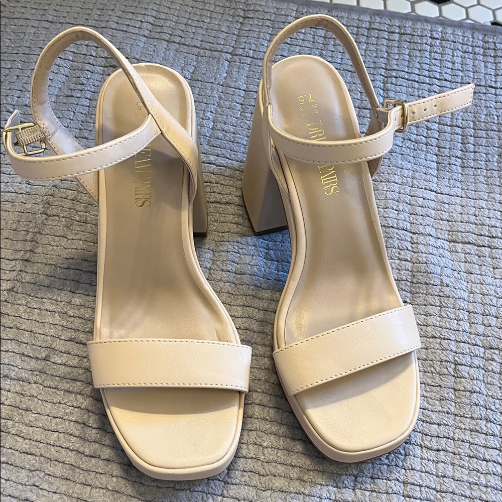 Ladies sandals like new fit size 7 1/2 to 8 1/2